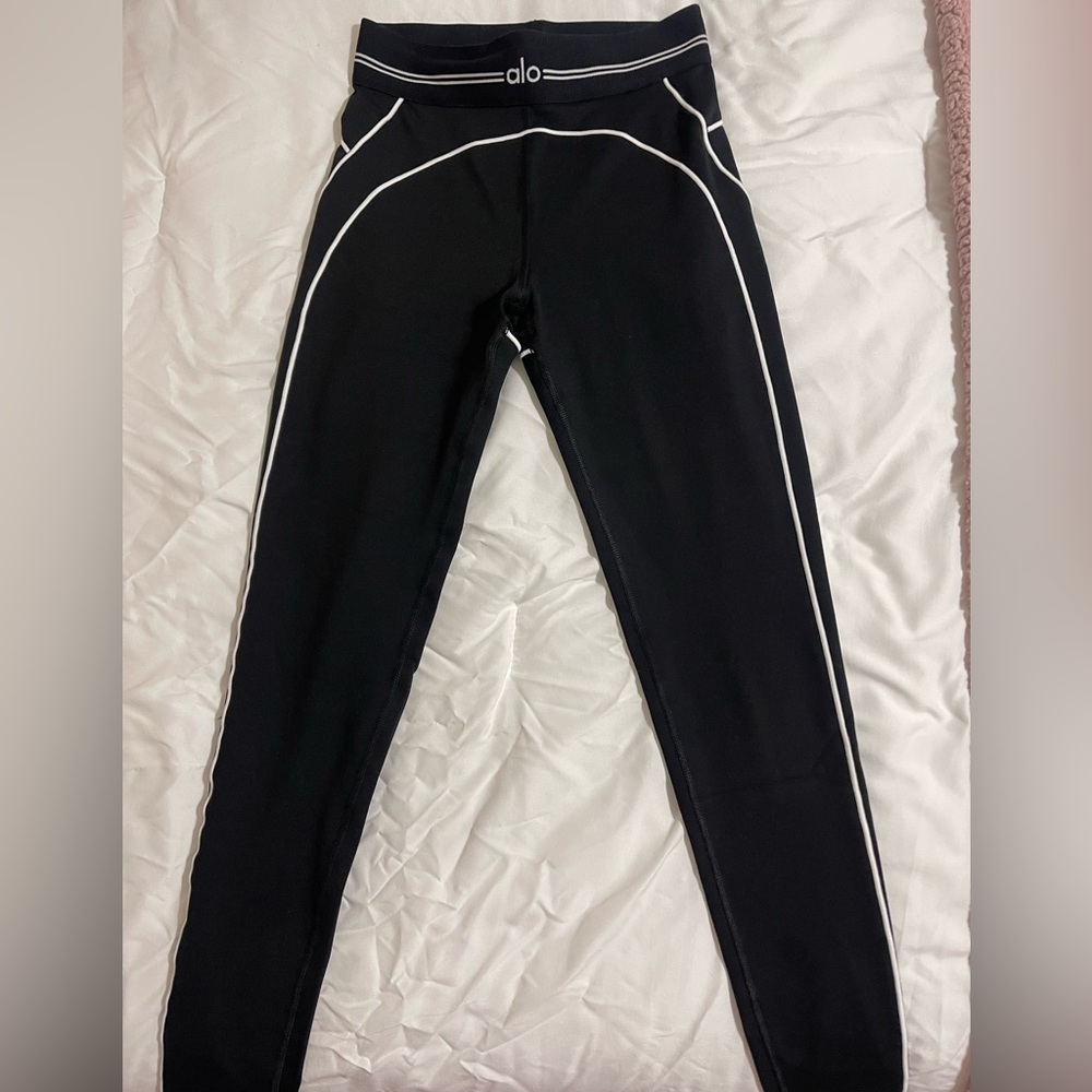 Alo Airbrush High-Waist Heart Throb Legging - Picture 2 of 5